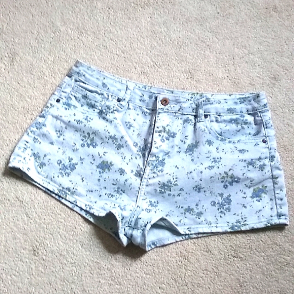 Forever 21 Floral Shorts Size 31 💙